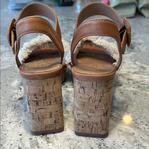 Bernardo Bernardo Tan and Cream Brown Sandals Block Heel Size 6.5 - Picture 4 of 10
